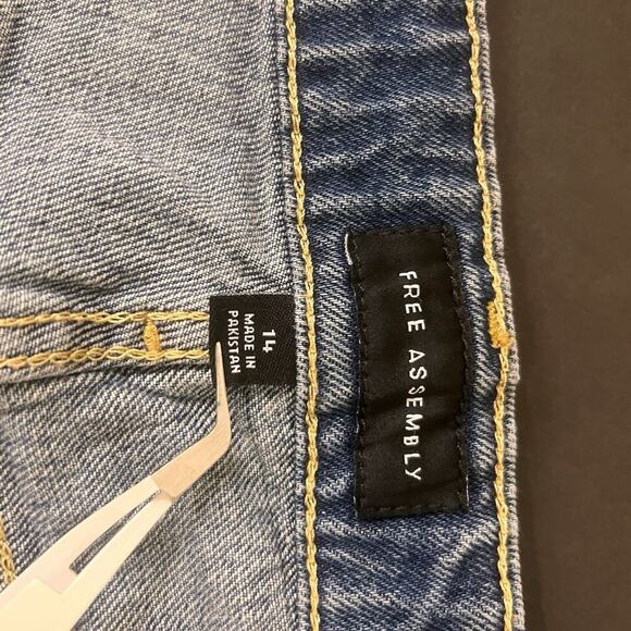 Free Assembly‎ Women's Cut Off Stretch Boyfriend Denim Shorts Size 10 - Picture 6 of 7